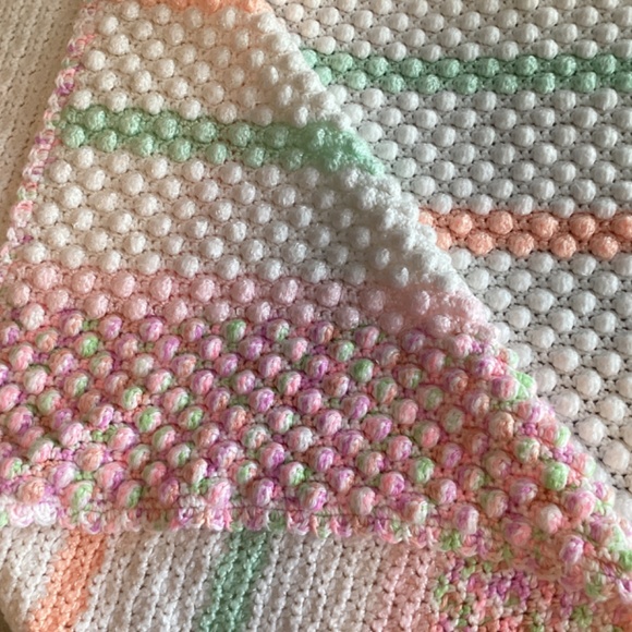 PINK & WHITE LIGHT COLORED HANDKNITTED TEXTURED COTTON MIX BABY BLANKET - Picture 2 of 8